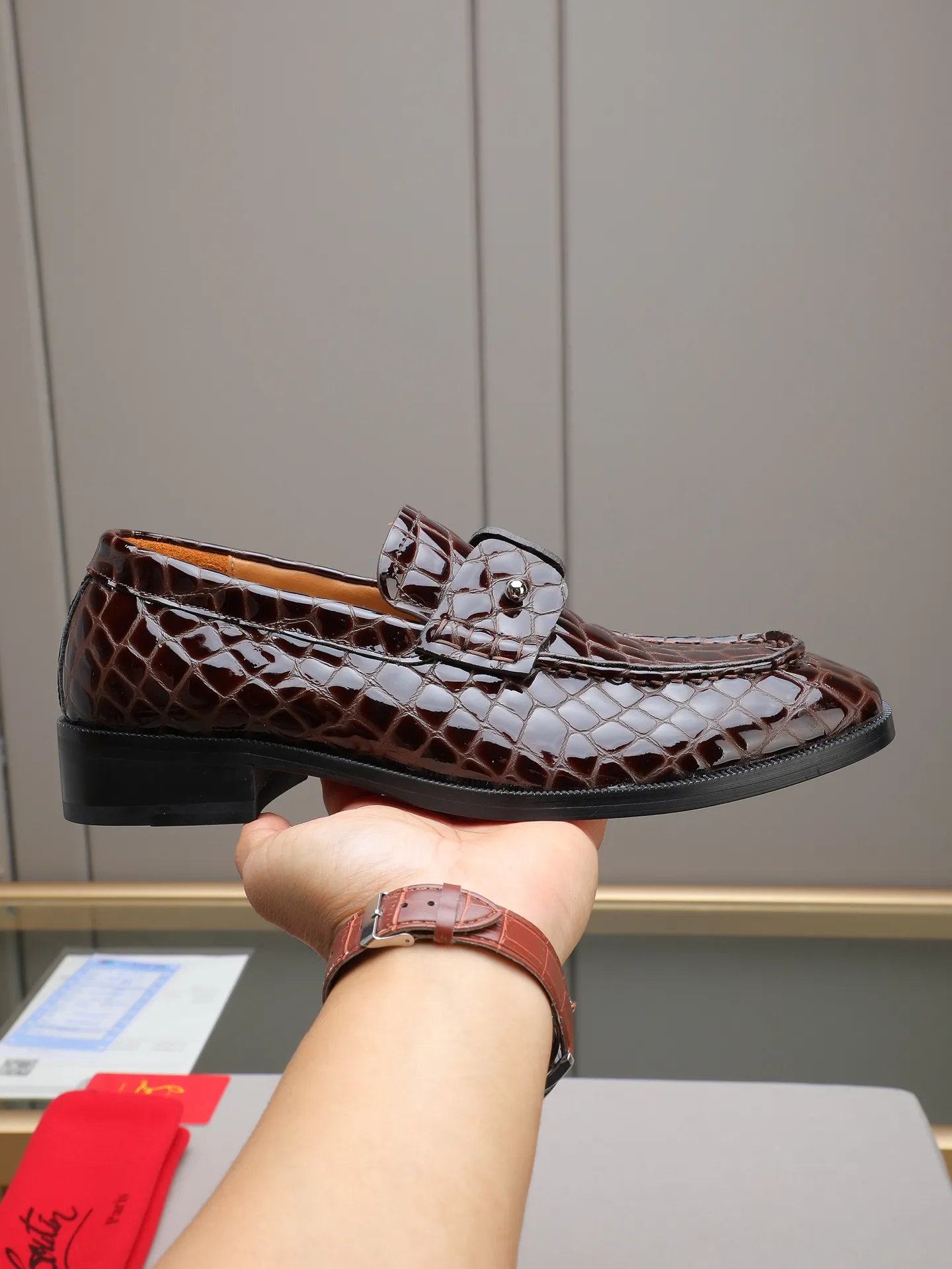 PP580 CL New formal dress shoes Christia* Loubouti* Red-soled shoes GREGGO men's Oxford shoes Official price Made of imported cowhide/glossy patent leather/glossy small square pointed toe design Iconic red outsole, extremely personalized shoe Original color cowhide lining Original Italian leather outsole; fine workmanship brings you a luxurious experience Clean silhouette and straightforwardness, GREGGO men's Oxford shoes It is an Oxford shoe type born for city roaming. Standard leather shoe size: 38～44# (45🉑️customized)